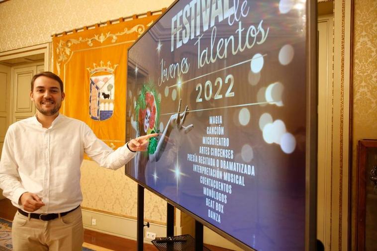 El concejal de Juventud, Ángel Fernández, presentando el certamen.