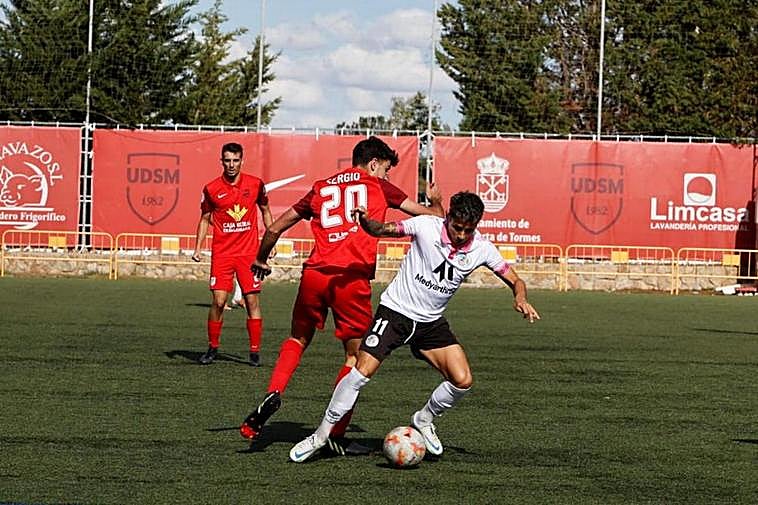 Un lance de la primera parte entre Sergio Santos y David Franco.