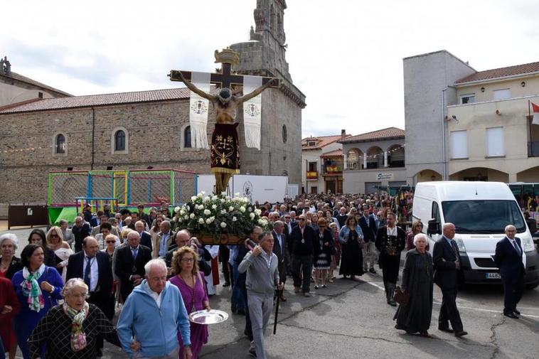 La imagen del Santo Cristo del Amparo acompañada este domingo por cientos de vecinos.