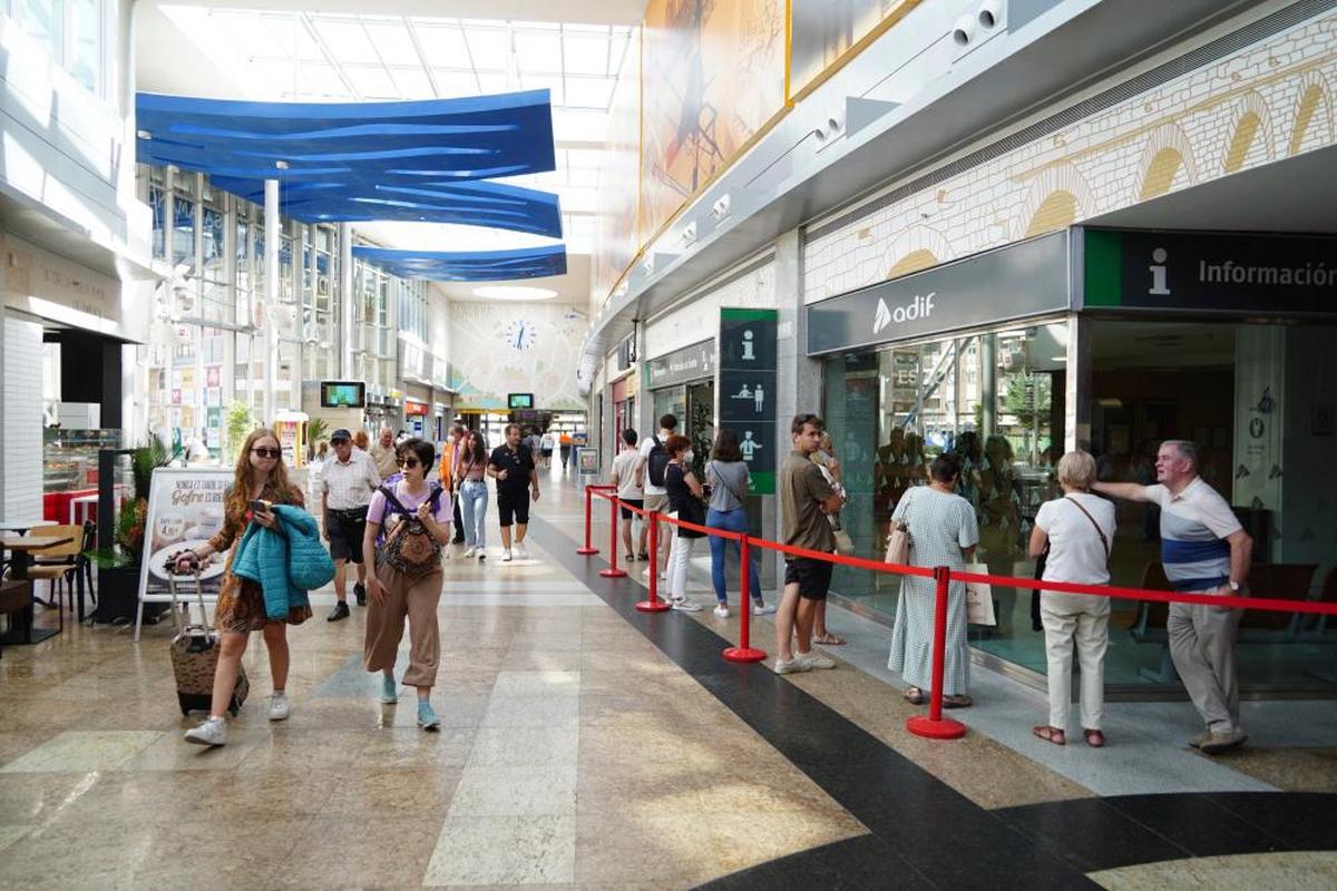 Largas colas para formalizar billetes de tren en la estación de Salamanca (VIALIA).