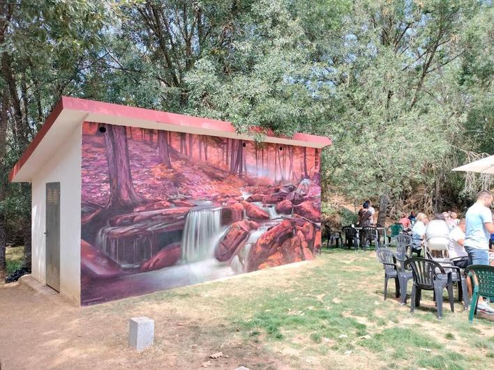 Mural realizado en el paraje de El Tejar, un referente del ocio estival en Los Santos.