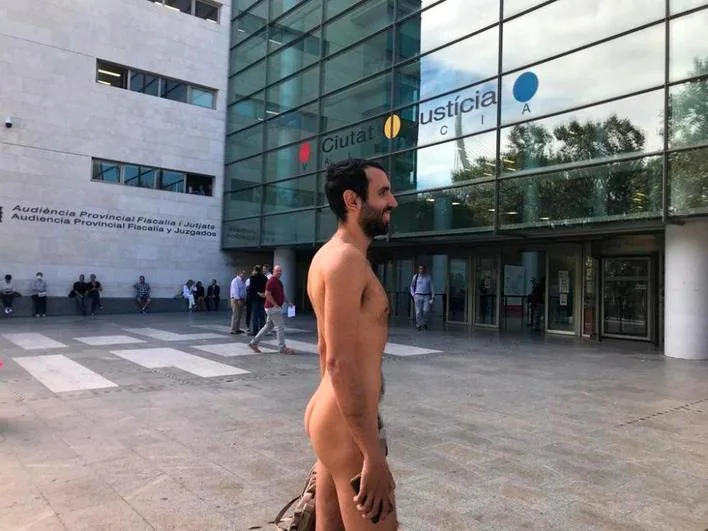 Acude desnudo al juicio por una multa tras pasear sin ropa por Valencia