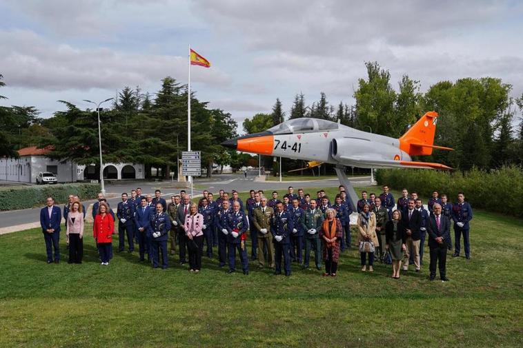 Autoridades, profesores y los nuevos alumnos del Grupo de Escuelas de la Base Aérea de Matacán.