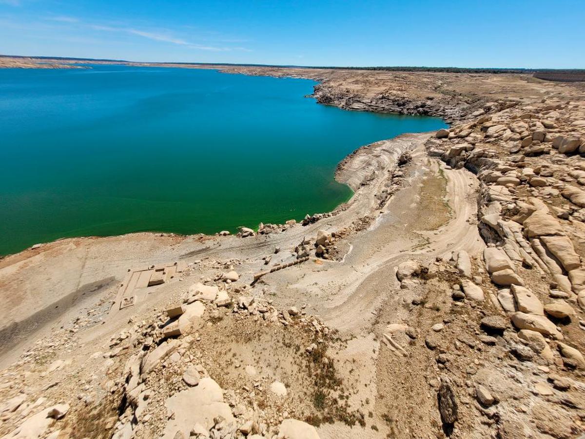 Estructuras de la presa de Almendra al aire tras el desembalse.