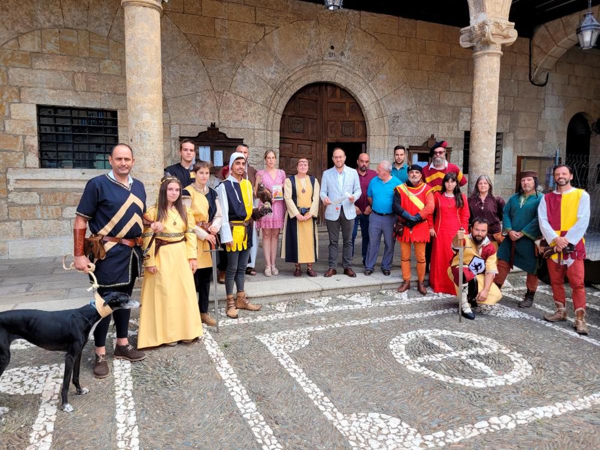 El equipo de gobierno municipal de Ciudad Rodrigo con miembros de la asociación “Rodericus”.