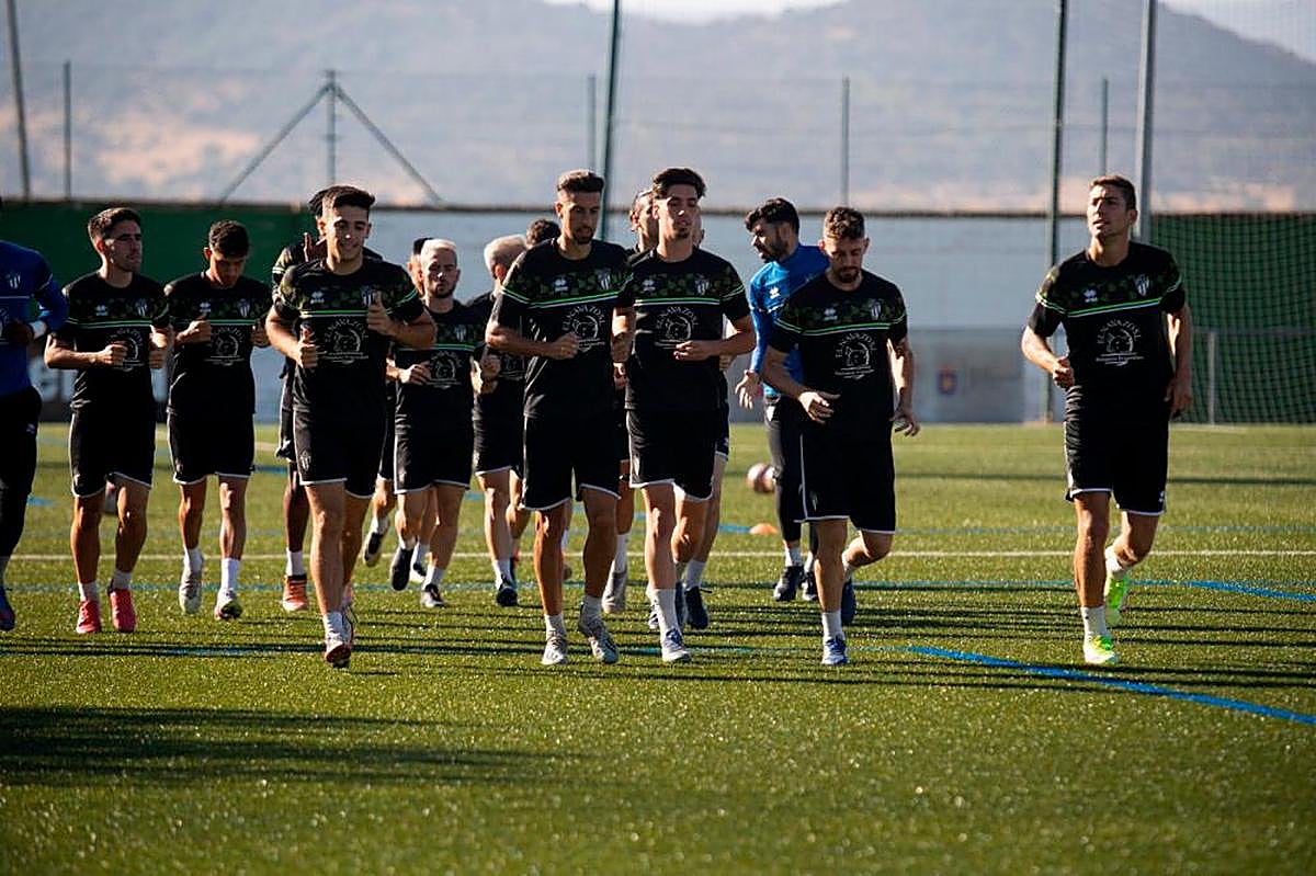 Jugadores del Guijuelo en un entrenamiento en el Muncipal Luis Ramos.