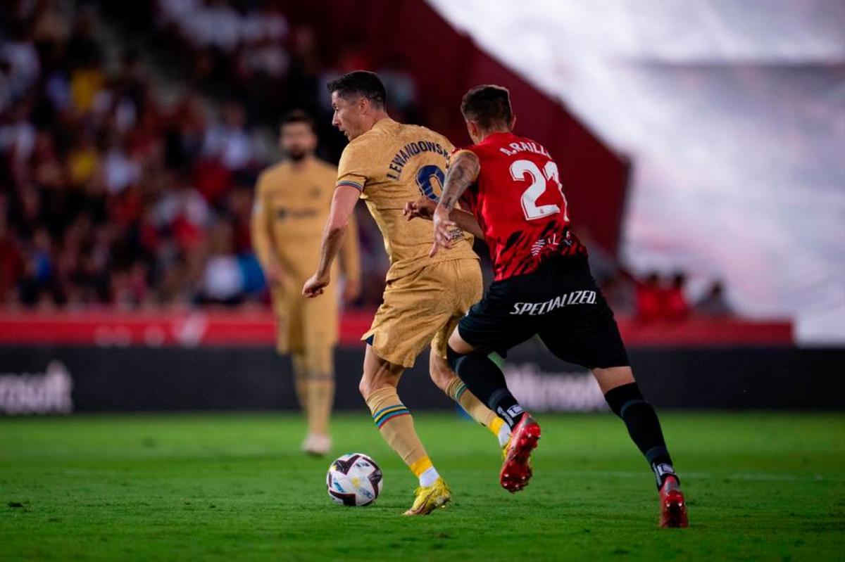 Lewandoski conduce el balón ante un jugador del Mallorca