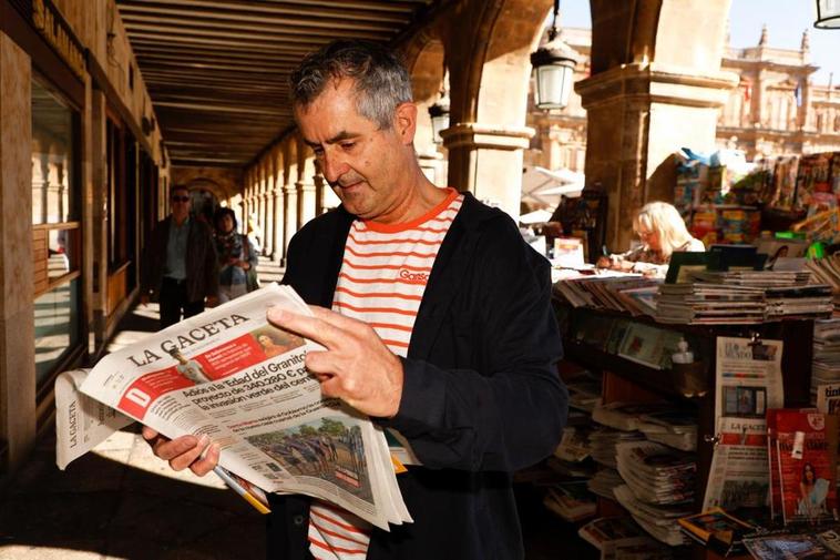 José Luis Pérez, lector de LA GACETA, observa las páginas con el nuevo diseño del periódico