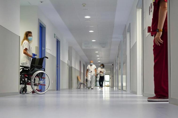 Profesionales sanitarios transitando por los pasillos del nuevo hospital Universitario de Salamanca.