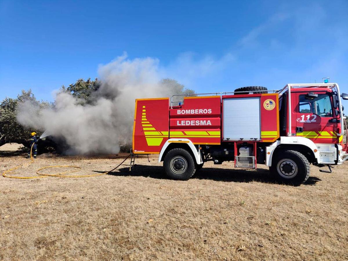 La última salida que han realizado por ahora los bomberos voluntarios de Ledesma fue para sofocar el incendio de una vivienda en Villar de Peralonso.