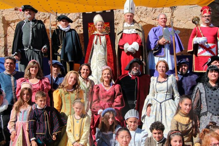 Parte del cortejo real  de María Manuela de Portugal y Felipe II con sus acompañantes, en la plaza.