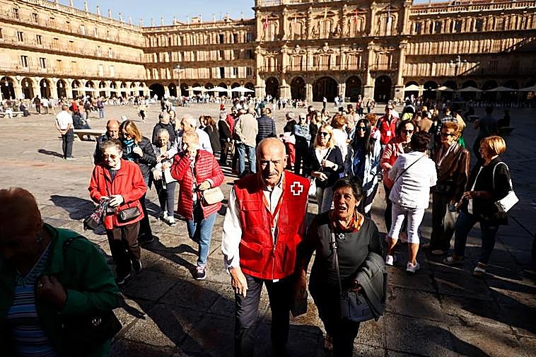 Los usuarios y voluntarios de Cruz Roja en la caminata