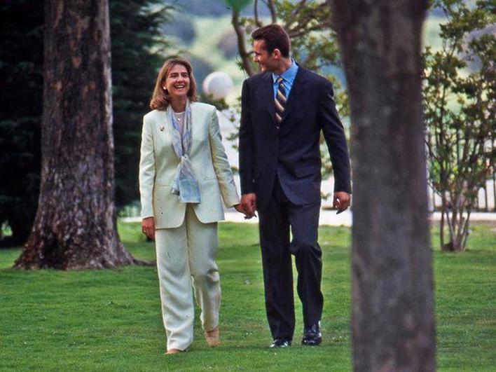 La Infanta Cristina e Iñaki Urdangarin pasean.