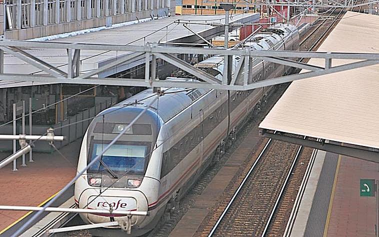 Llegada de uno de los trenes rápidos a la estación de Salamanca
