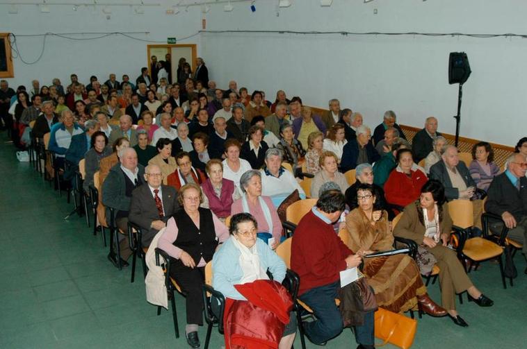 Vecinos de los barrios durante un Concejo Abierto en 2006