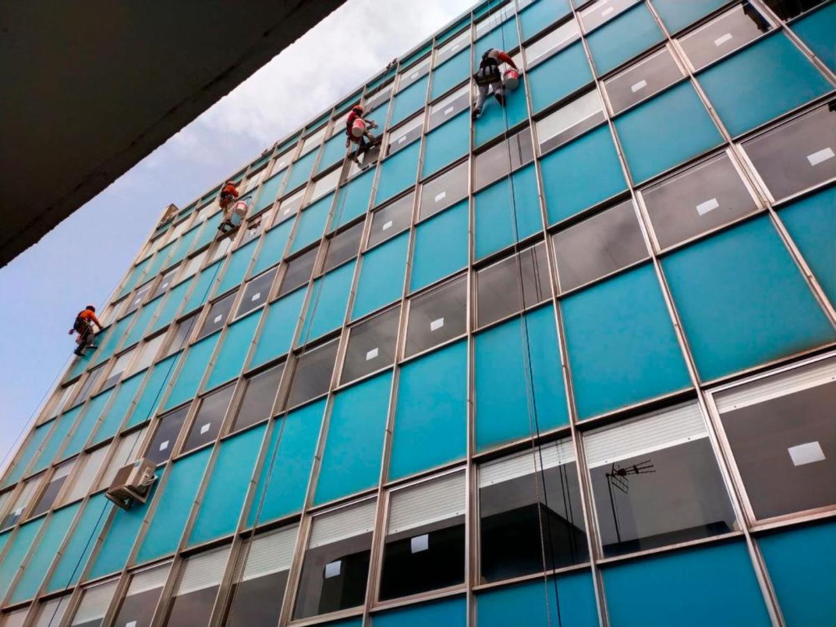 Los trabajos de sellado de las ventanas del Virgen del Castañar comenzaron este lunes