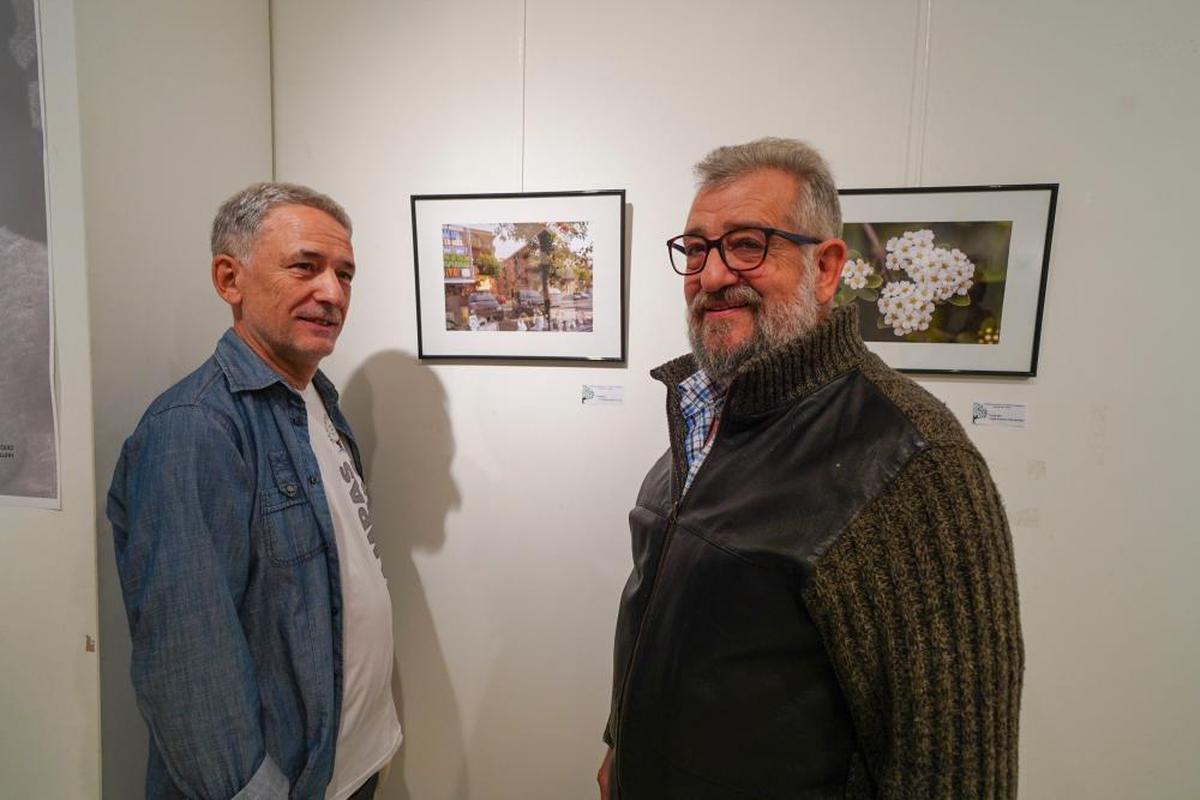 José Antonio Porteros, el comisario de la exposición, y Eladio Martín, el presidente de la asociación de vecinos del barrio,