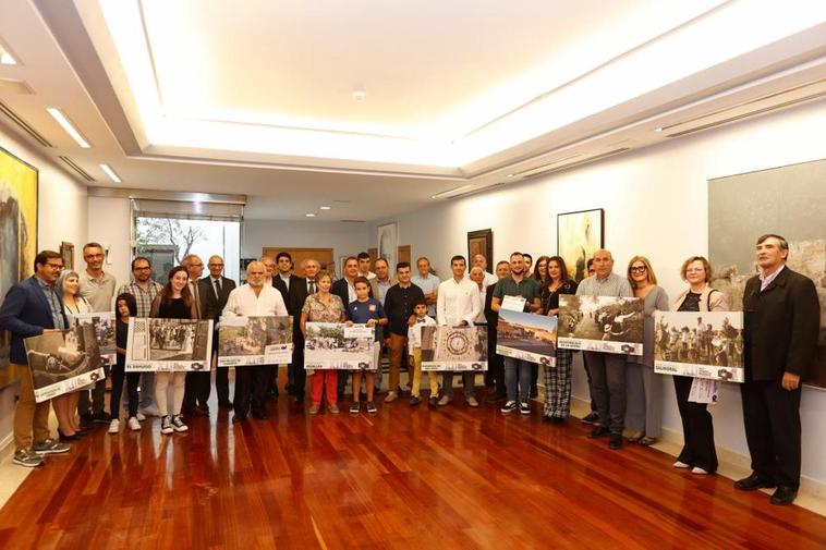 Foto de familia con los patrocinadores y galardonados en el XII Concurso “Así somos en mi pueblo”, organizado por LA GACETA.