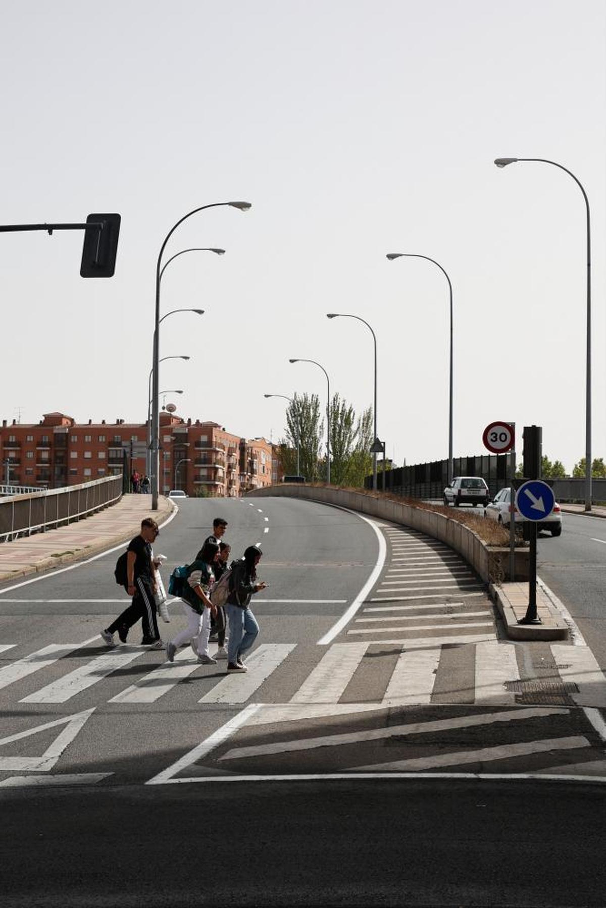 Peatones en el viaducto.