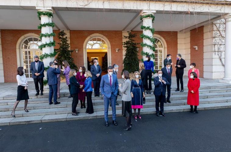 Miembros del Gobierno de coalición del PSOE y Unidas Podemos en su última foto de familia.