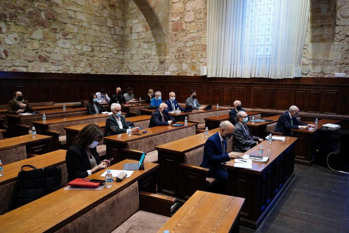 Aula Miguel de Unamuno del Edificio Histórico. Uno de los plenos del Consejo Social.