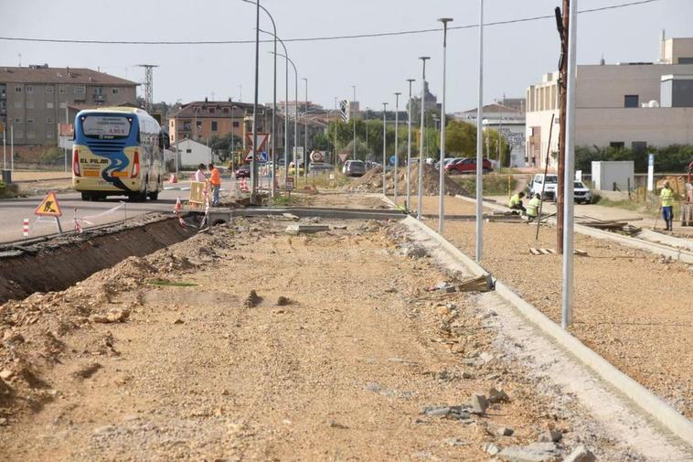 Trabajos de construcción del nuevo paseo verde de la avenida de Salamanca de Ciudad Rodrigo.