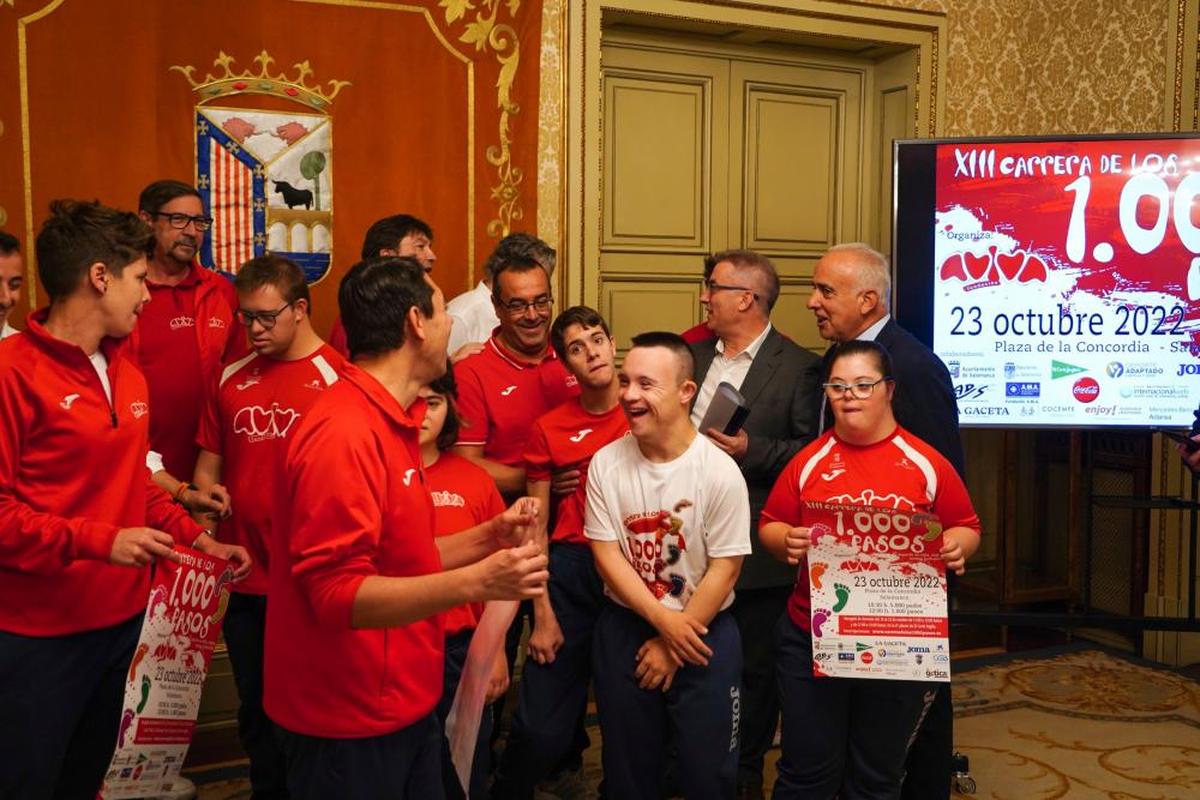 Los miembros de la Fundación Aviva, presentan la Carrera de los 1.000 pasos en el Ayuntamiento.