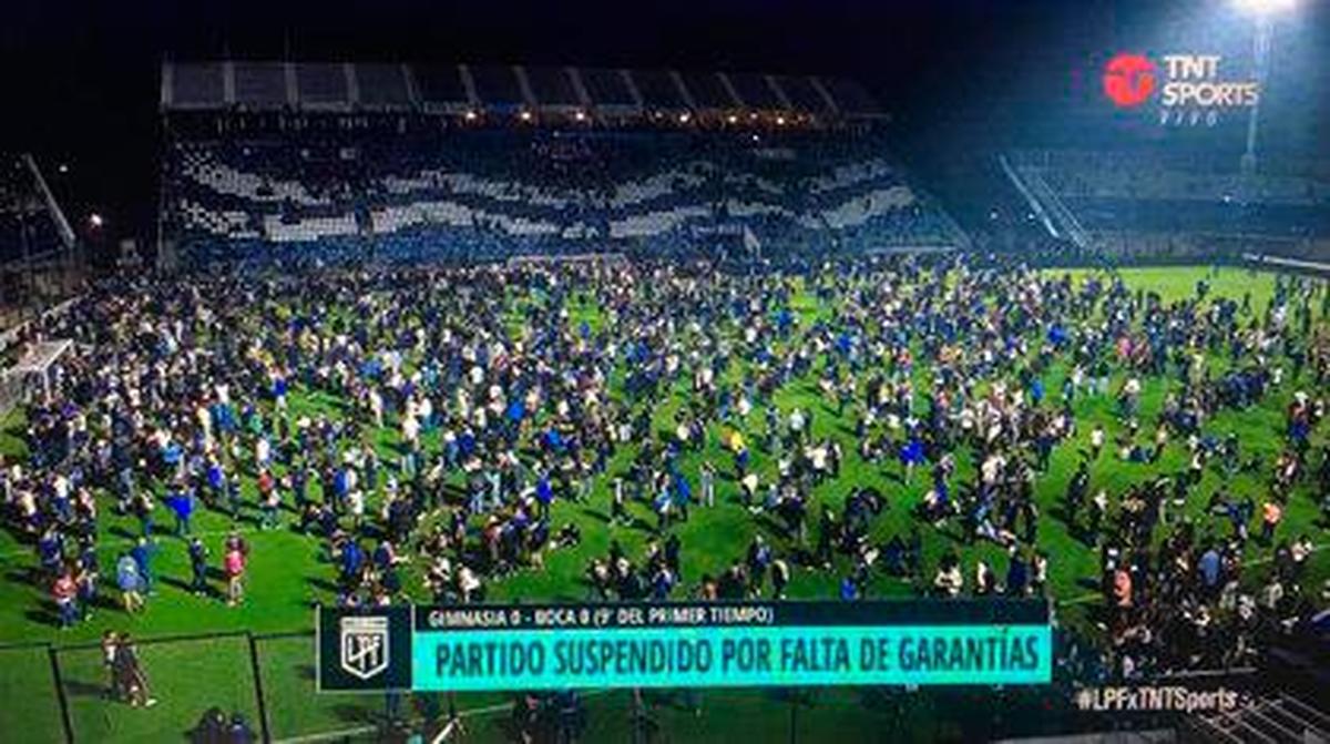 El partido entre Gimnasia y Esgrima y Boca Juniors se interrumpió a los 10 minutos del primer tiempo por incidentes.