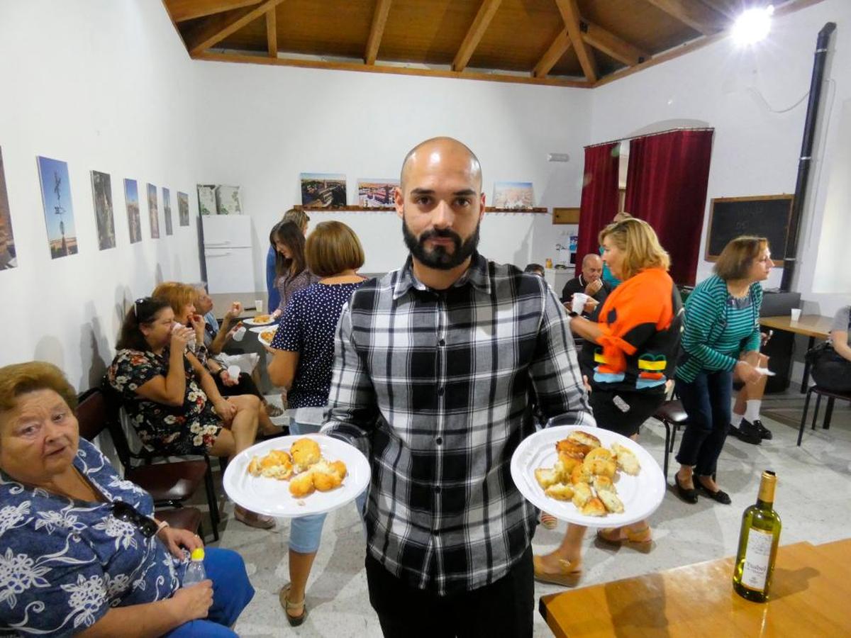 Sergio Tabarés expone las croquetas de jamón que presentó al concurso.