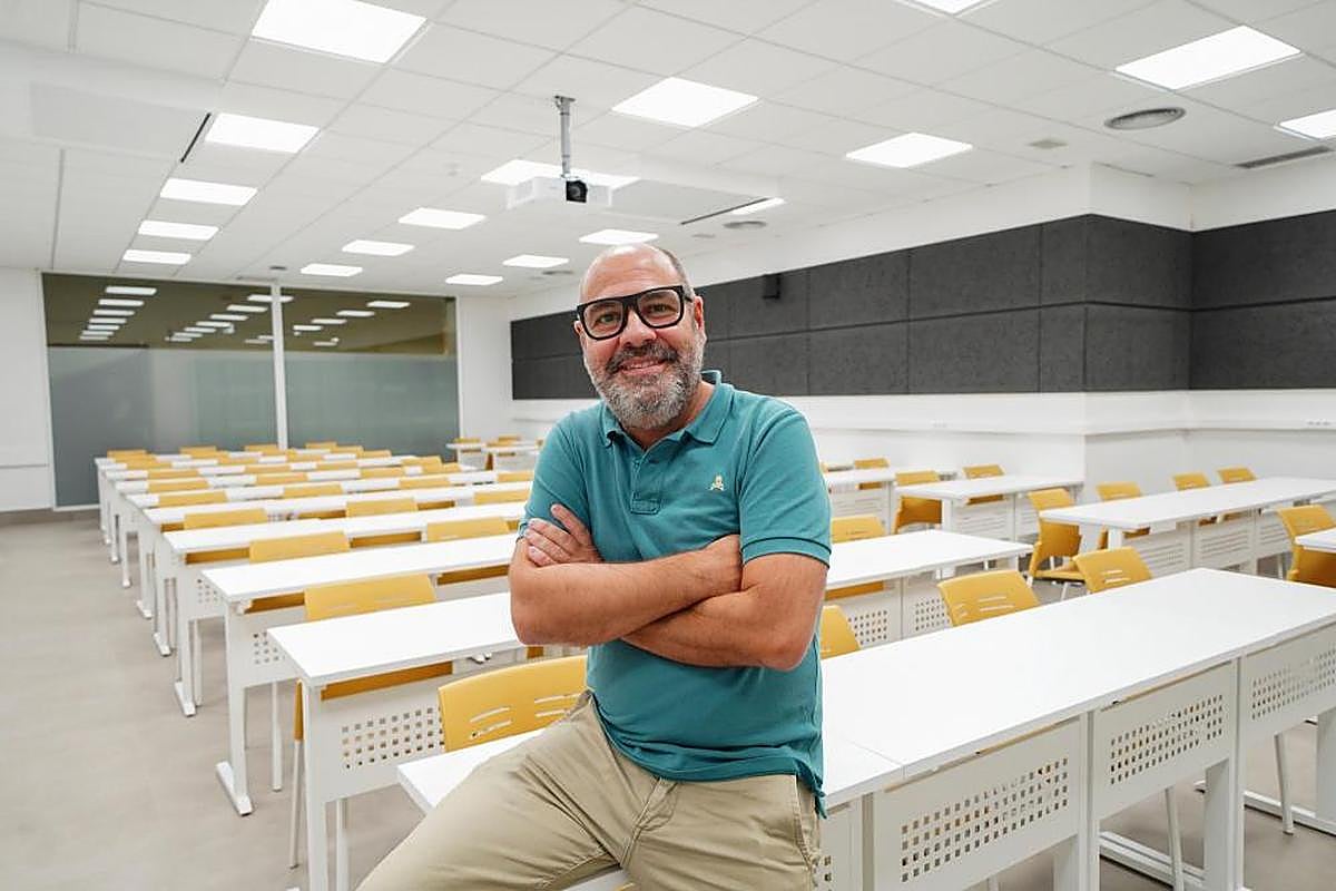 Fernando Galindo, decano de la Facultad de Comunicación, en una de las aulas renovadas.