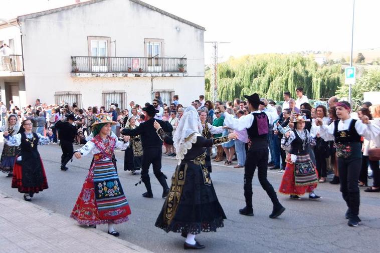 Los bailes charros animaron la llegada de Sus Majestades los Reyes de España al municipio de Alba.