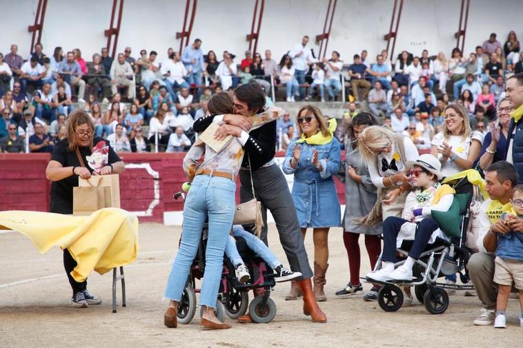 López Chaves recibe el cariñoso abrazo y los aplausos de la familia de Aerscyl, en Ledesma.