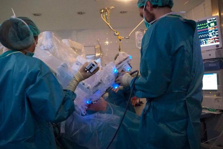 Un cirujano en el Hospital de Salamanca.