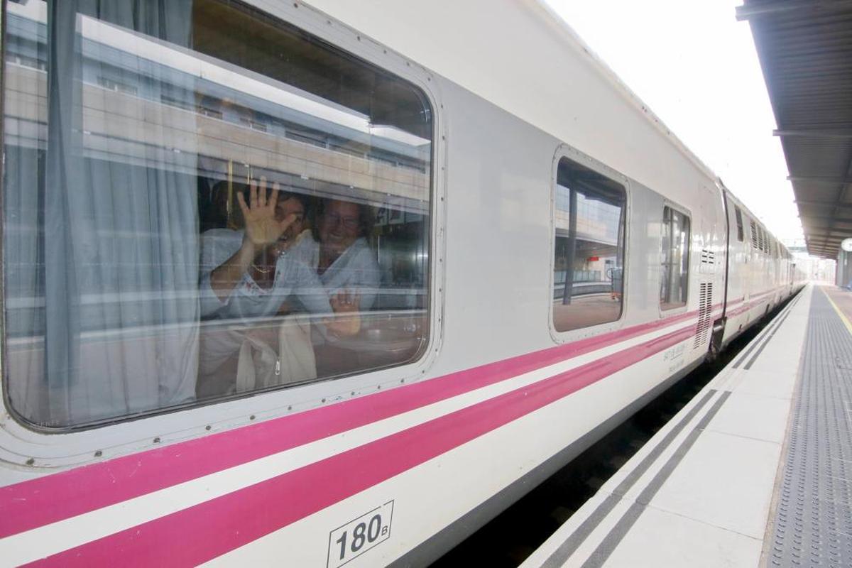 Dos viajeras en el tren procedente de Lisboa, en la estación de Salamanca, antes de la pandemia.