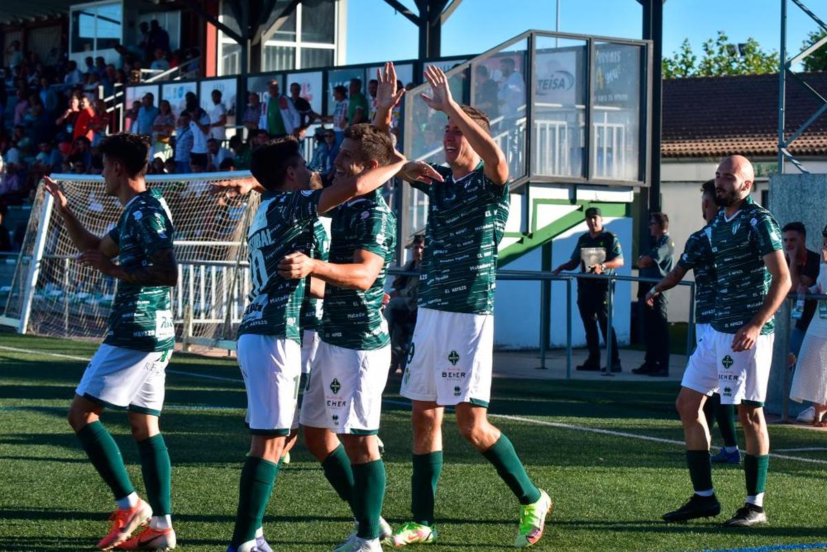 Los jugadores del Guijuelo celebran el gol de la victoria ante el Cristo Atlético en el Municipal Luis Ramos