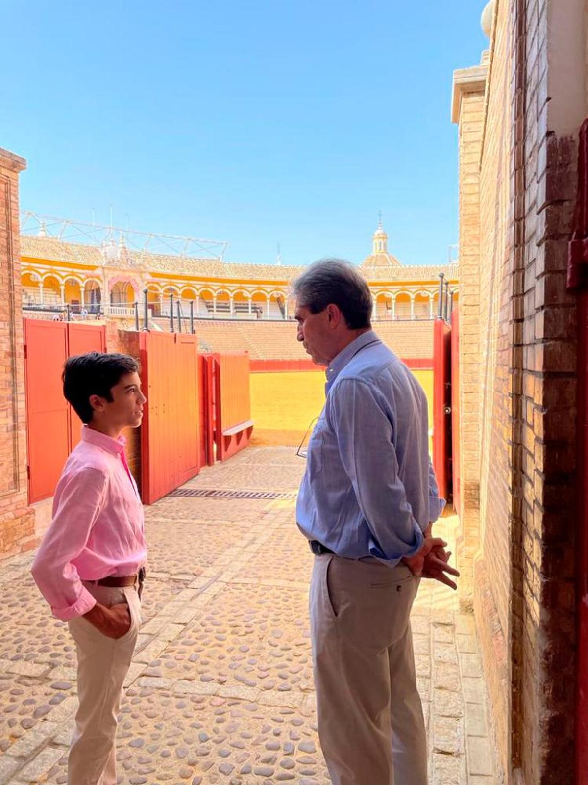 Marco Pérez y el maestro Emilio Muñoz, en el patio de cuadrillas de la plaza de toros de La Maestranza.