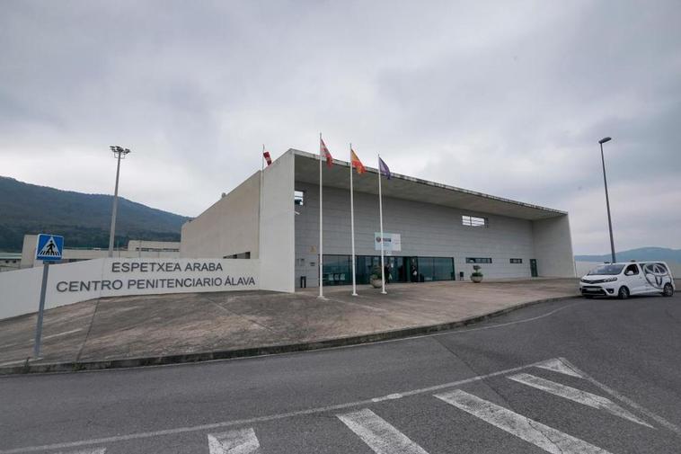 Interior acerca al País Vasco a once presos de ETA, entre ellos un condenado por matar a una niña en Santa Pola
