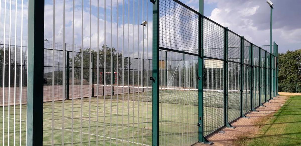 El pádel es una de las muchas opciones deportivas en Alba de Yeltes.