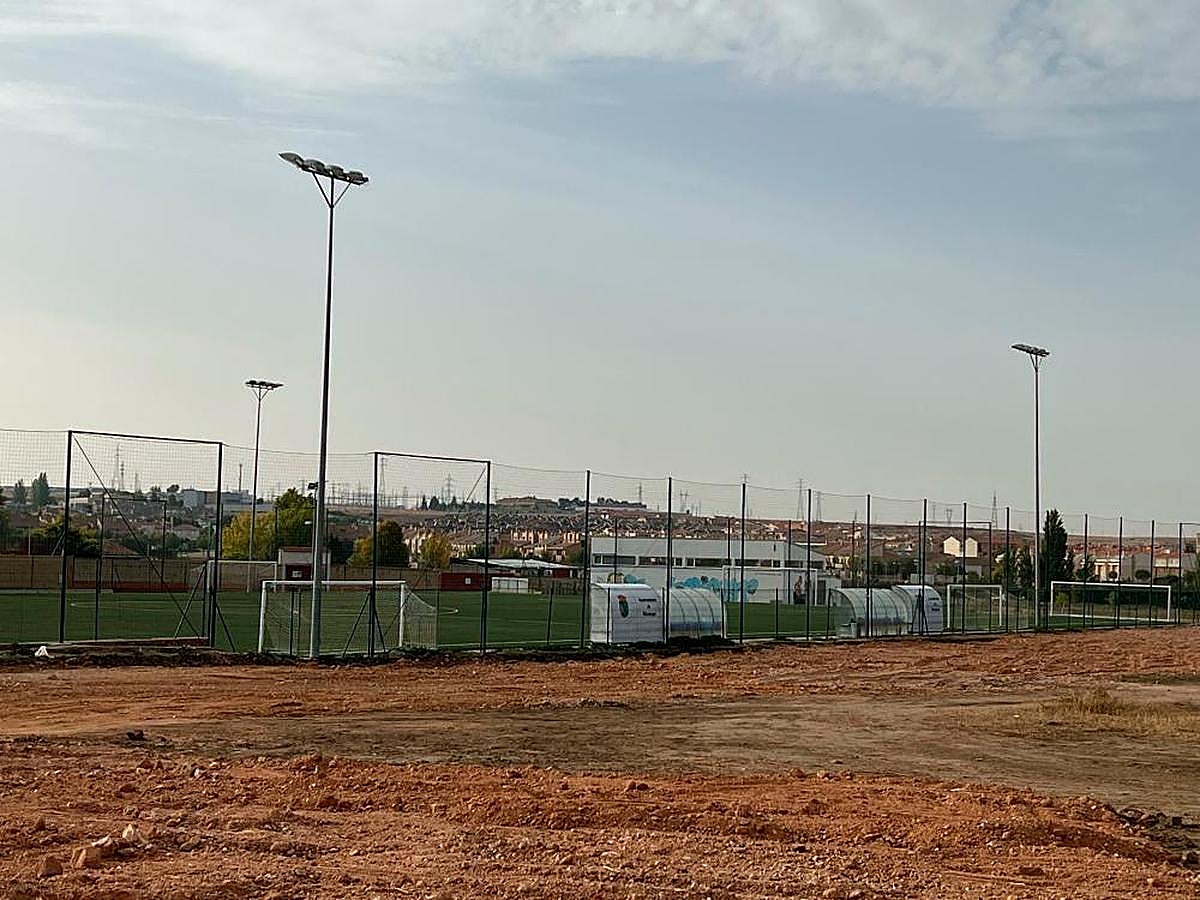 Los trabajos de preparación del terreno para instalar las gradas del campo de fútbol El Salinar.