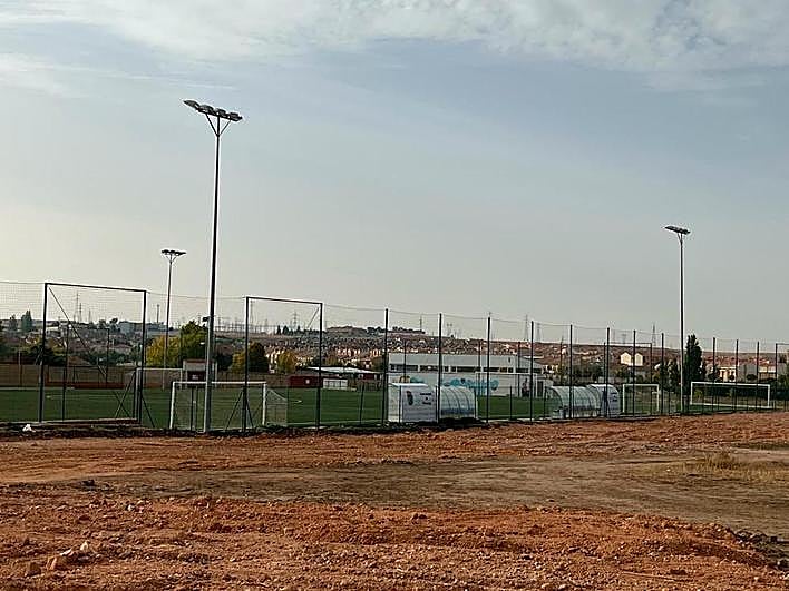Los trabajos de preparación del terreno para instalar las gradas del campo de fútbol El Salinar.