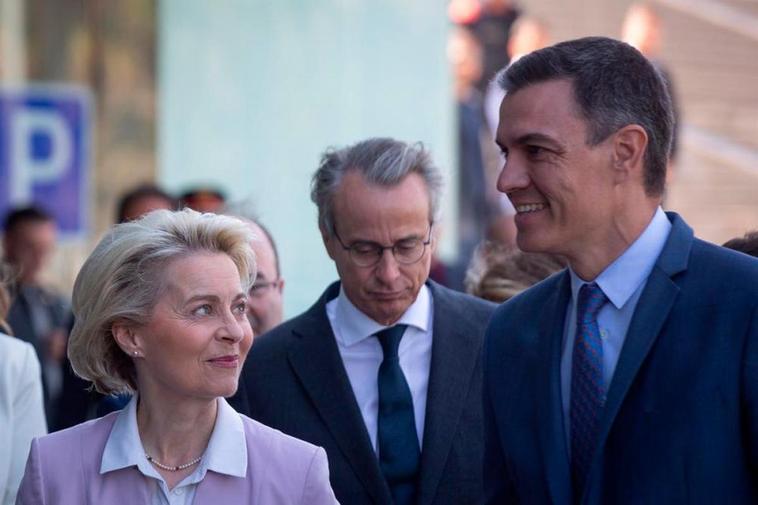 Pedro Sánchez, junto a Ursula Von der Leyen