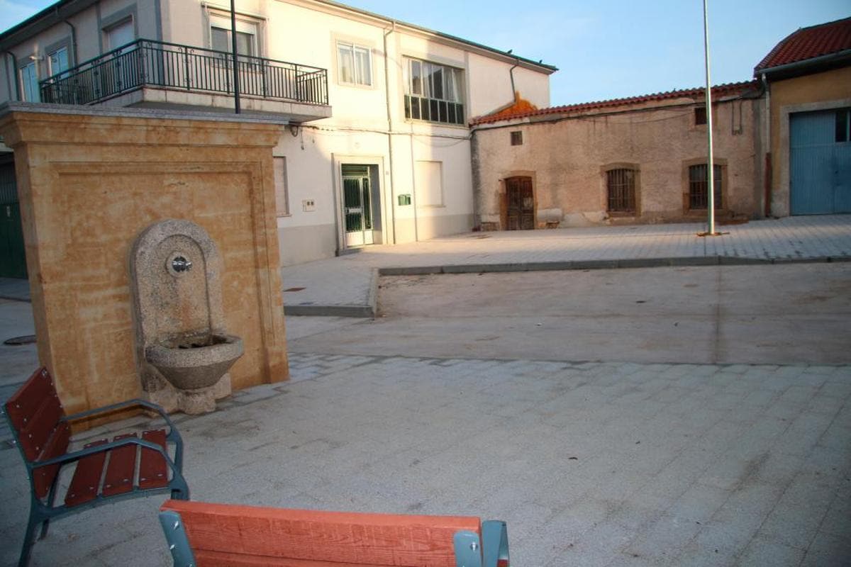La fuente original de 1954, frente a la casa de Victoriano Iglesias, en la plaza donde estará su escultura