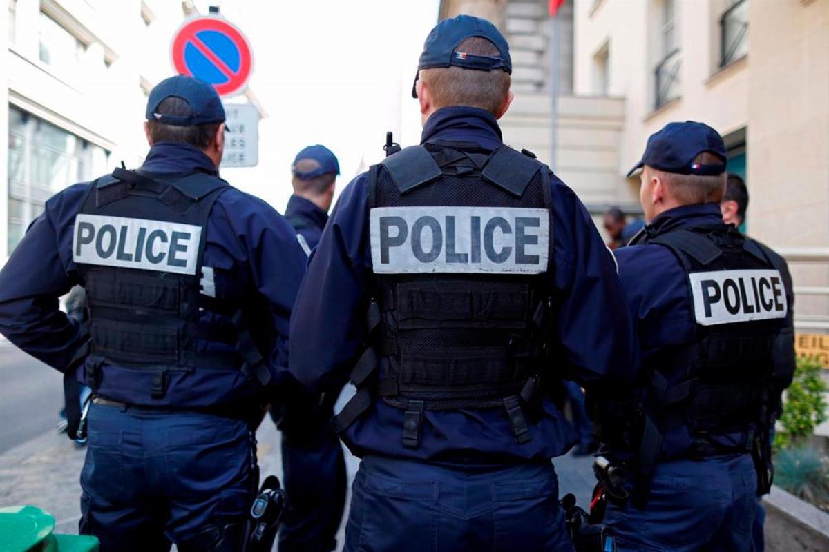 Un grupo de policías en París