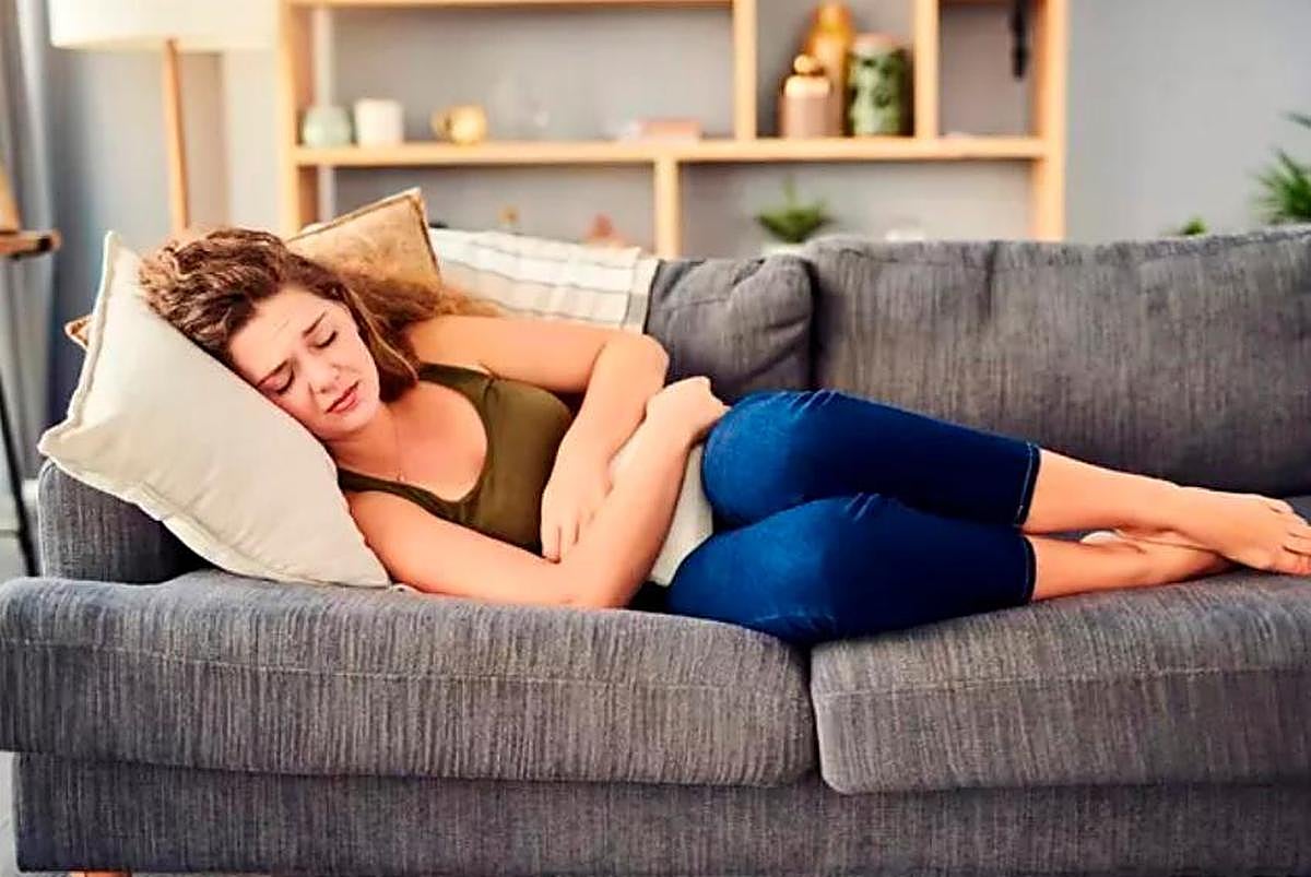 Una mujer con dolor menstrual