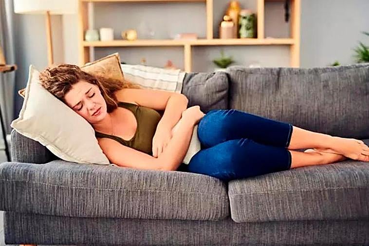 Una mujer con dolor menstrual