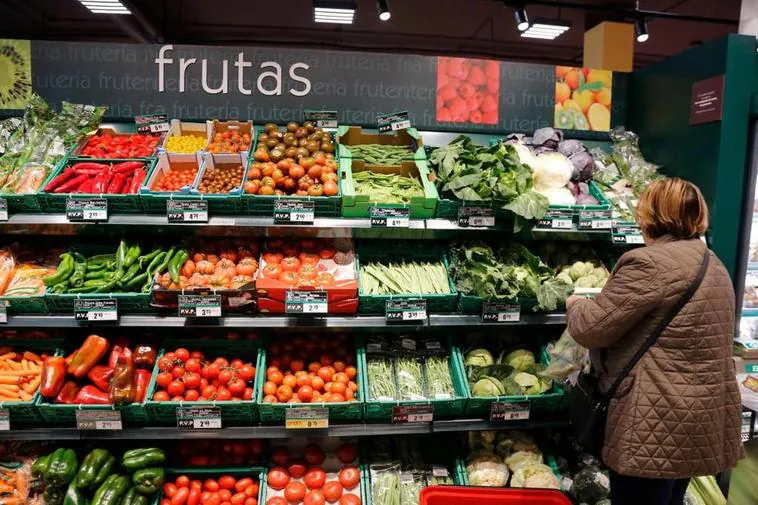 Una mujer, en el lineal de frutas y verduras de un supermercado de Salamanca