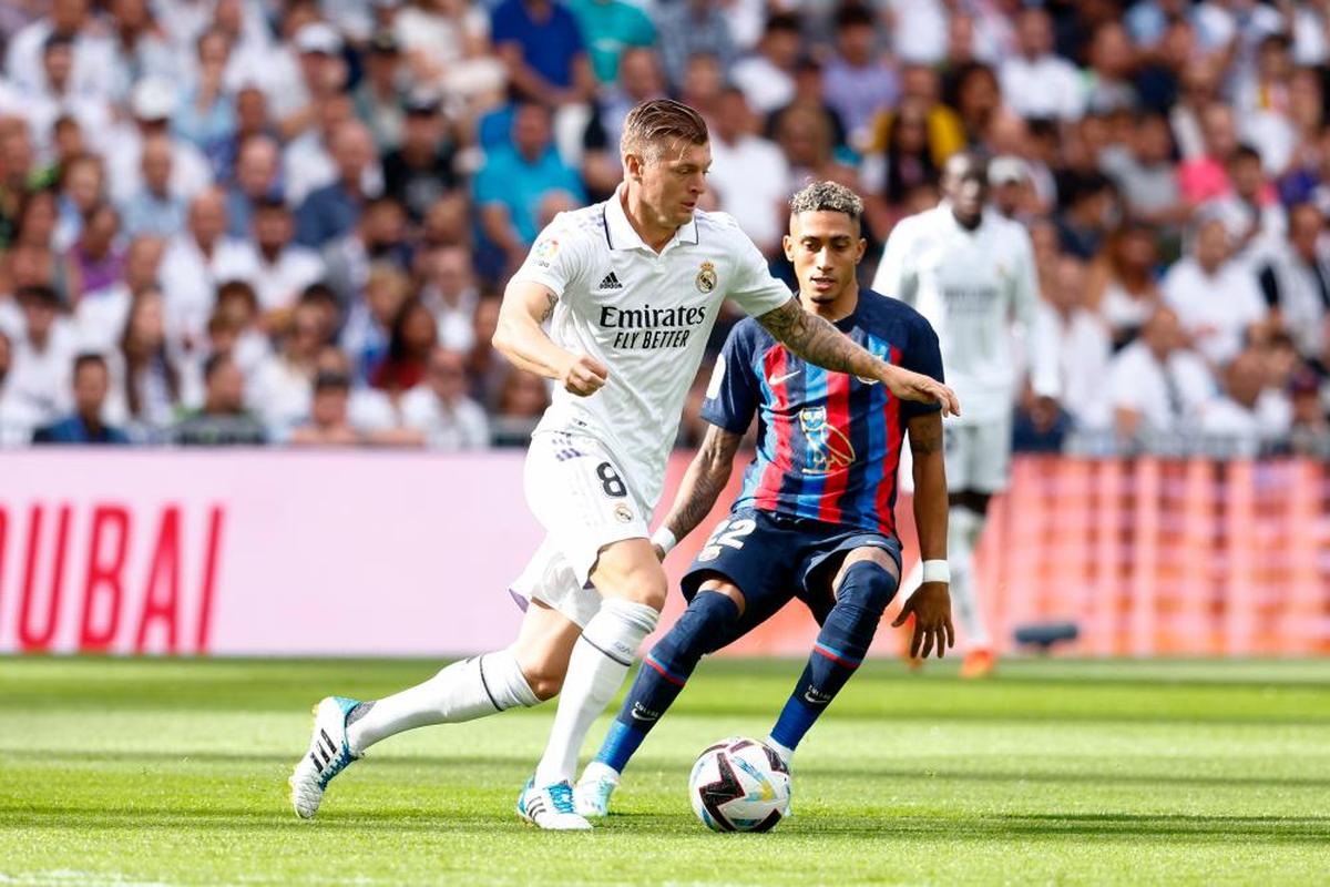 Toni Kroos conduce el balón