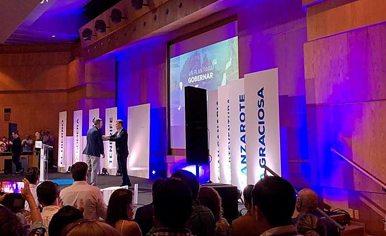 El presidente del PP, Alberto Núñez Feijóo, y su homólogo en Canarias, Manuel Domínguez, durante la convención en Las Palmas de Gran Canaria