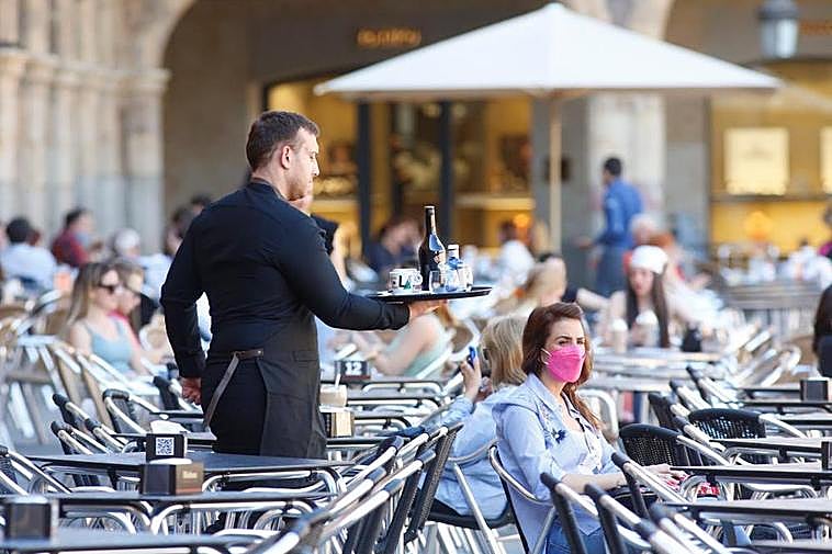 Un camarero lleva el pedido de una mesa en la Plaza Mayor. ARCHIVO