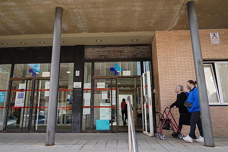 Llegada de personas mayores al centro de salud de Garrido Norte. LAYA